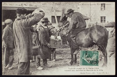 Pocztówka przedstawiająca rolnika z Górnej Loary sprzedającego żywność na targu, ok. 1900 autorstwa French Photographer