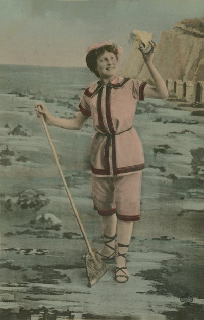 Pocztówka przedstawiająca kobietę trzymającą sieć i muszlę, wysłana w 1913 r. (zdjęcie ręcznie kolorowane) autorstwa French Photographer