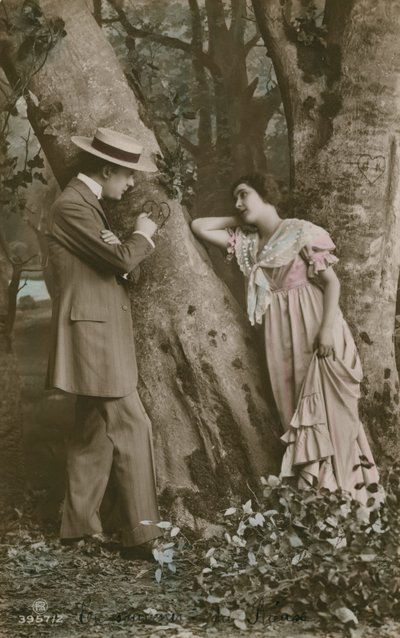 Pocztówka zakochanych rzeźbiących serce na drzewie, wysłana w 1913 r. (zdjęcie ręcznie kolorowane) autorstwa French Photographer