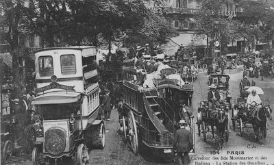 Pocztówka przedstawiająca dworzec omnibusowy na skrzyżowaniu Boulevard Montmartre i Boulevard des Italiens, Paryż, 1905-10 autorstwa French Photographer