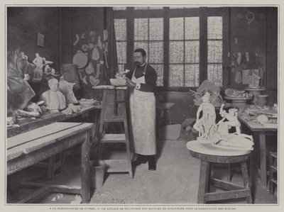 Przygotowanie form w warsztacie w fabryce porcelany Sevres we Francji (zdjęcie czarno-białe) autorstwa French Photographer