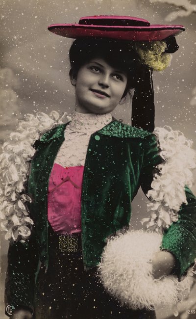 Ładna dziewczyna, w pięknych ubraniach, na śniegu autorstwa French Photographer