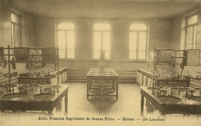 Łazienka w szkole podstawowej, Hirson (zdjęcie czarno-białe) autorstwa French Photographer