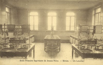 Łazienka w szkole podstawowej, Hirson (zdjęcie czarno-białe) autorstwa French Photographer