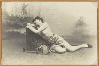 Kobieta leżąca z mandoliną, ok. 1895 (odbitka żelatynowa) autorstwa French Photographer