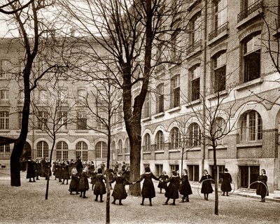 Sąd rekreacyjny szkoły Madame de Saisseval (Carcado - Saisseval) w Paryżu pod koniec XIX wieku, przed 1900 (zdjęcie czarno-białe) autorstwa French Photographer