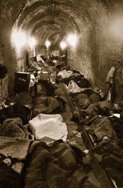 Mieszkańcy Le Havre szukają schronienia w tunelach kolejowych, wrzesień 1940 autorstwa French Photographer
