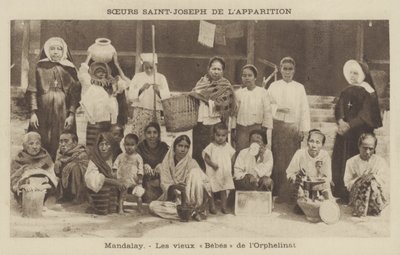Mieszkańcy sierocińca prowadzonego przez siostry św. Józefa, Mandalay, Birma (zdjęcie czarno-białe) autorstwa French Photographer