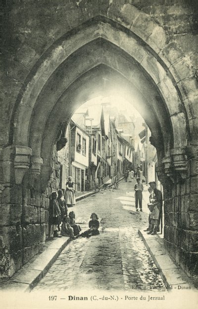 Jesus Street, Dinan (zdjęcie czarno-białe) autorstwa French Photographer