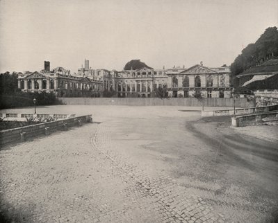 Ruiny Pałacu Św. Chmury (zdjęcie czarno-białe) autorstwa French Photographer