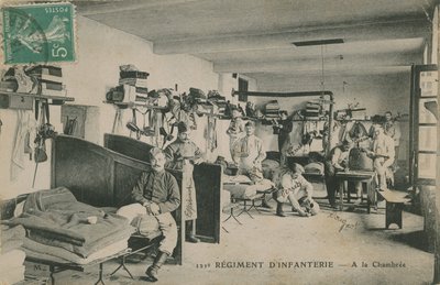 Żołnierze francuskiego 121. pułku piechoty w koszarach. Pocztówka wysłana w 1913 roku. autorstwa French Photographer