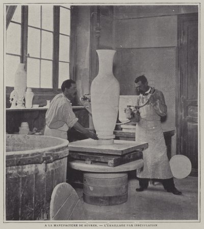 Emaliowanie natryskowe wazonu w fabryce porcelany Sevres we Francji (zdjęcie czarno-białe) autorstwa French Photographer