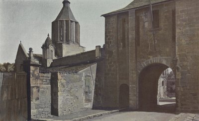 Chirurdzy, brama miejska i dzwonnica kościoła autorstwa French Photographer