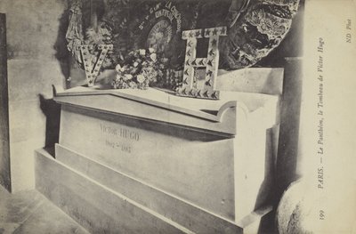 Panteon, Paryż, grób Victora Hugo (zdjęcie czarno-białe) autorstwa French Photographer