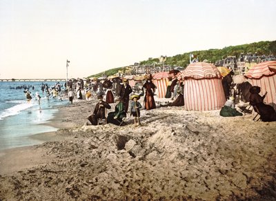 Plaża w Trouville we Francji, 1890-1900 autorstwa French Photographer