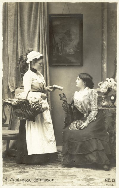 Pani domu udziela poleceń pokojówce (zdjęcie czarno-białe) autorstwa French Photographer