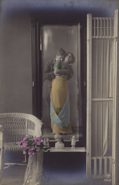 Odbicie w lustrze całującej się młodej pary (zdjęcie barwione) autorstwa French Photographer