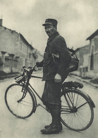 Ten francuski listonosz uważa, że jego rower jest bardzo przydatny autorstwa French Photographer