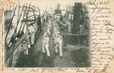 Stażystka we francuskiej szkole marynarki wojennej z lekcją boksu na pokładzie. Pocztówka wysłana w 1913 roku. autorstwa French Photographer