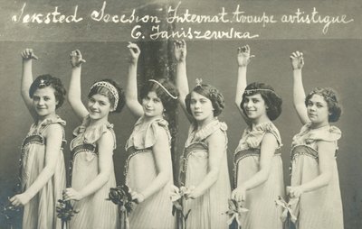 Oddział młodych tancerek, uśmiechnięty autorstwa French Photographer