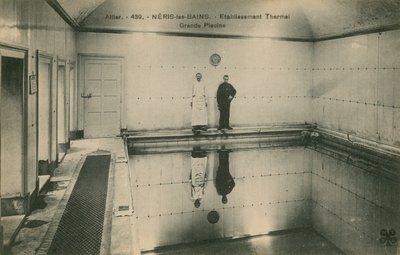 Dwóch mężczyzn stojących w łaźniach termalnych w Neris les Bains we Francji. Pocztówka wysłana w 1913 roku. autorstwa French Photographer