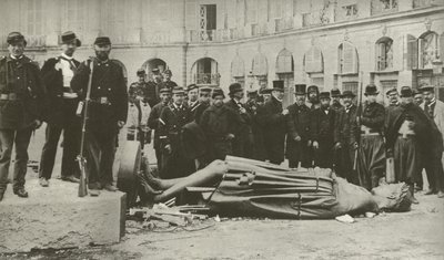 Kolumna Vendome, po rozebraniu 16 maja 1871 (zdjęcie czarno-białe) autorstwa French Photographer
