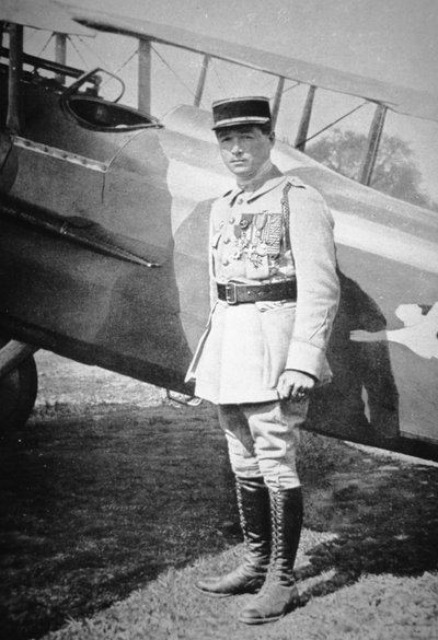 Francuski as lotniczy z I wojny światowej podporucznik Rene Fonck, odznaczony Legią Honorową po sześciu zwycięstwach, 8 maja 1918 (zdjęcie czarno-białe) autorstwa French Photographer