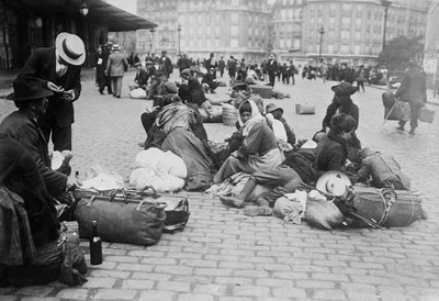 Uchodźcy wojenni, Gare de Lyon, Paryż, 1914 autorstwa French Photographer