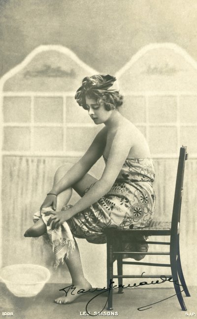 Kobieta w ręczniku kąpielowym (zdjęcie czarno-białe) autorstwa French Photographer