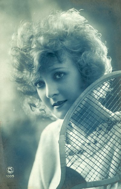 Kobieta z rakietą tenisową (zdjęcie czarno-białe) autorstwa French Photographer