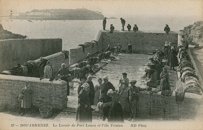 Kobiety piorące pranie w porcie w Louen. Pocztówka wysłana w 1913 roku. autorstwa French Photographer