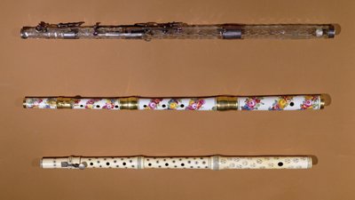 3 flety (kość słoniowa, porcelana i kryształ) autorstwa French School