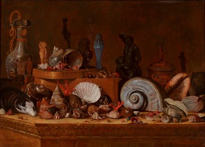 Gabinet osobliwości: Muszle z koralem i drewniane pudełko, a także antyki, w tym egipskie Ushabti na kamiennym cokole, ok. 1730-70 (olej na płótnie) autorstwa French School