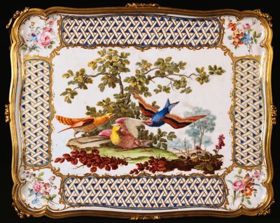 Taca Ludwika XV Sevres ozdobiona trzema egzotycznymi ptakami w krajobrazie, tworząca blat stołu kawiarni, 1761 autorstwa French School