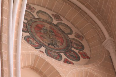 Widok malowanej rozety w najdalej na zachód wysuniętej wnęce od strony południowej autorstwa French School