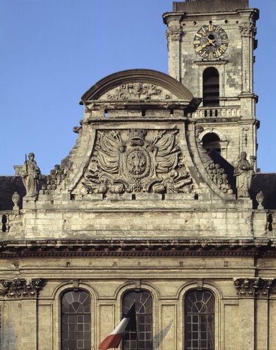 Architektura barokowa: fasada Hotelu de Ville (1717 - 1721) autorstwa Heroguelle. Fronton przedstawiający broń miasta „”Dziób orła i gwóźdź””” otoczony dwoma posągami symbolizującymi Sprawiedliwość i Siłę. Aire sur la liys (Aire-sur-la-Lys), Pas de Calais  autorstwa French School
