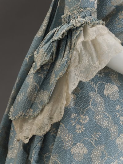 Niebieska sukienka, ok. 1760 (jedwabny brokat) autorstwa French School