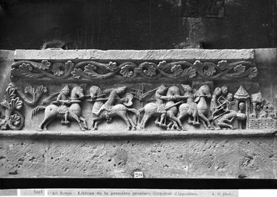 Katedra św. Piotra w Angouleme, detal nadproża na elewacji zachodniej przedstawiający sceny inspirowane La Chanson de Roland, oryginał z ok. 1125-35 (odlew gipsowy z kamienia) autorstwa French School