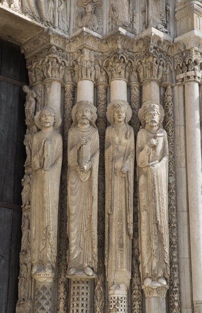 Cathedrale de chartres, fragment ognia na prawo od centralnego przęsła bramy królewskiej, od lewej do prawej, prorok, król Dawid, królowa, Salomon autorstwa French School