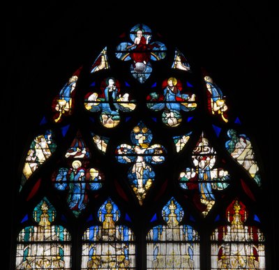 Cathedrale de chartres, witraże: kaplica Vendome, wysoki szczegół przedstawiający ukrzyżowanie Chrystusa i Sąd Ostateczny autorstwa French School