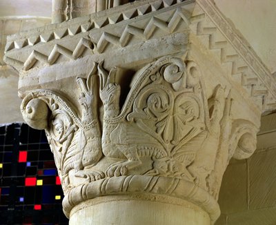 Głowica kolumny z symetrycznie ułożonymi groteskami, z chóru hemicykla, początek XII w. autorstwa French School