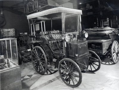 Wczesny samochód Peugeot, c.1898 autorstwa French School