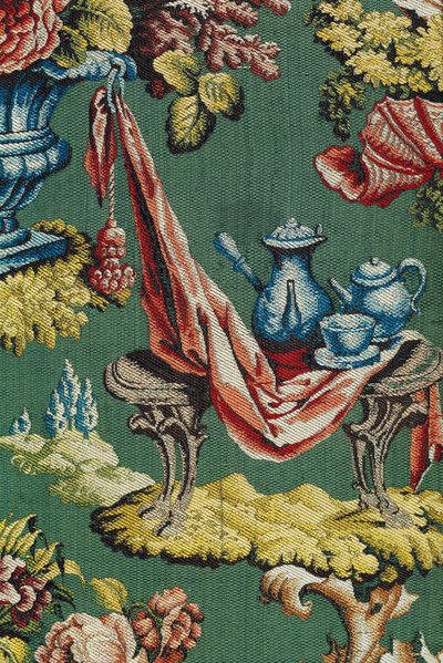 Tkanina przedstawiająca dzbanek do czekolady i czajniczek, warsztat lyoński, ok. 1730 (jedwab) autorstwa French School