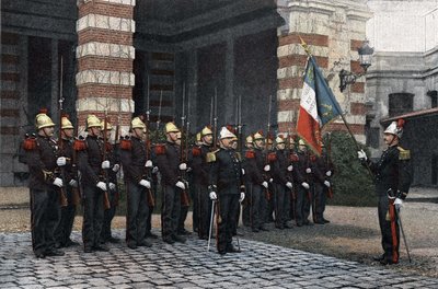Strażacy z Paryża. Pozdrówcie flagę. w „”Album wojskowy scena z życia żołnierza, strażaków paryskich”” 1892. autorstwa French School