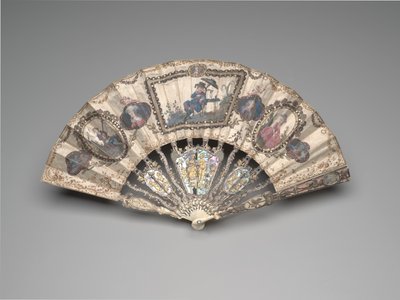 Składany wachlarz ze sceną chinoiserie, portretami, postaciami pasterskimi i martwymi naturami, ok. 1780 (kość słoniowa, złocenia, masa perłowa, szkło lub kryształ górski i pasta (później)) autorstwa French School