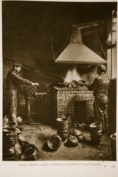 Francuscy producenci amunicji pracujący nad noskami torped lotniczych, 1914-19 autorstwa French School