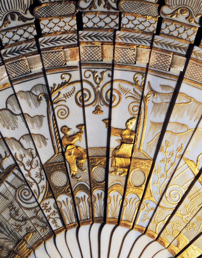 Wachlarz ręczny z pełnym żebrem z chinoiserie w kolorze kości słoniowej, złotymi cekinami i wstążką oraz lamówką z satyny jedwabnej autorstwa French School