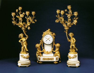 Garniture sprzedawany przez Black, Starr and Frost, składający się z zegara kominkowego i pary czteroświecowych kandelabrów, ok. 1875-1900 autorstwa French School