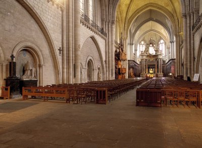 Widok wnętrza katedry d