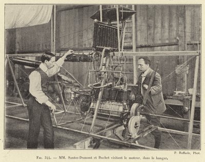 MM Santos-Dumont i Buchet zwiedzający lokomotywę, w hangarze (grawerowanie) autorstwa French School